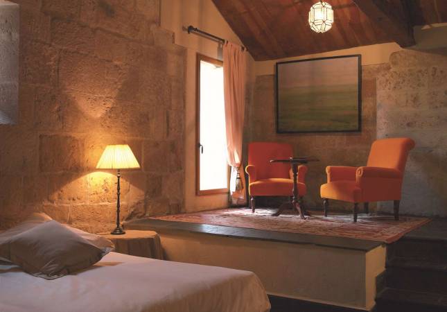 Espaciosas habitaciones en Hotel Posada Castillo del Buen Amor. El entorno más romántico con nuestro Spa y Masaje en Salamanca